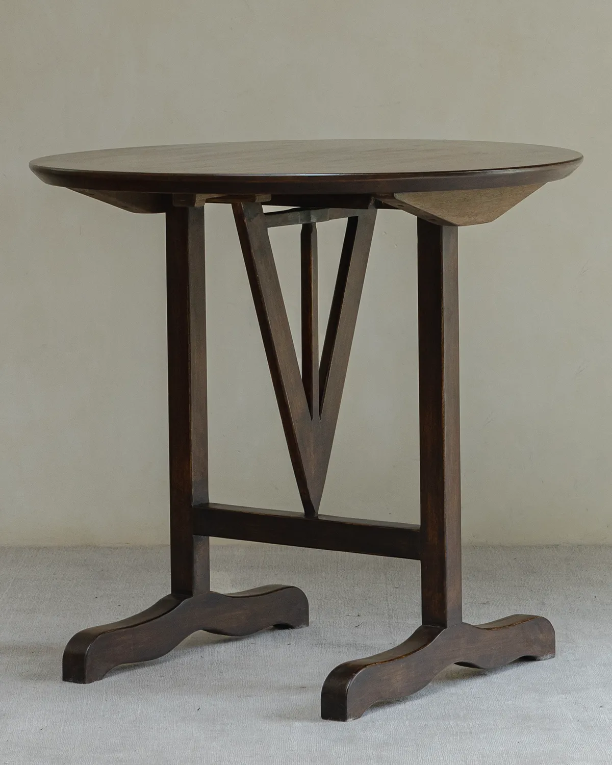 V-Leg Round Table